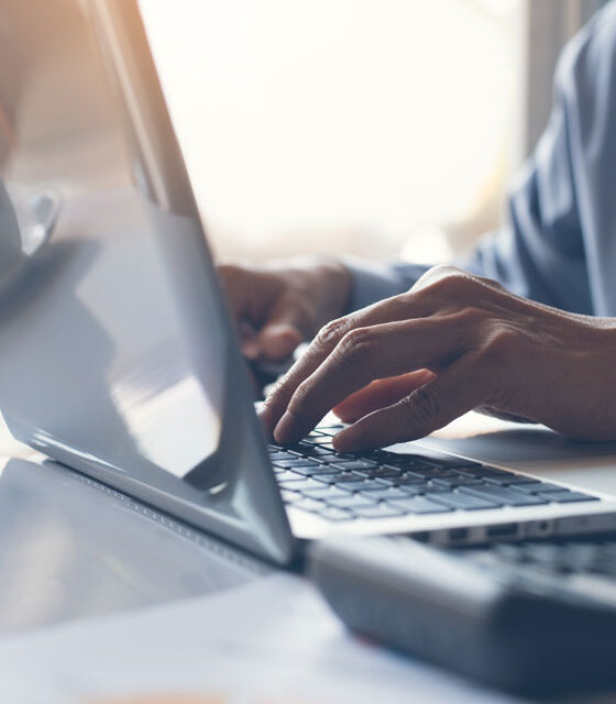 trade-account-man-on-laptop